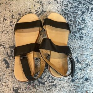 Nisolo Black and Tan Women's Sandal
